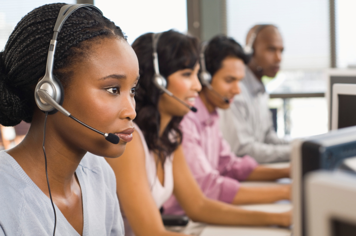 How Does a Virtual Receptionist Differ From a Live Answering Service?